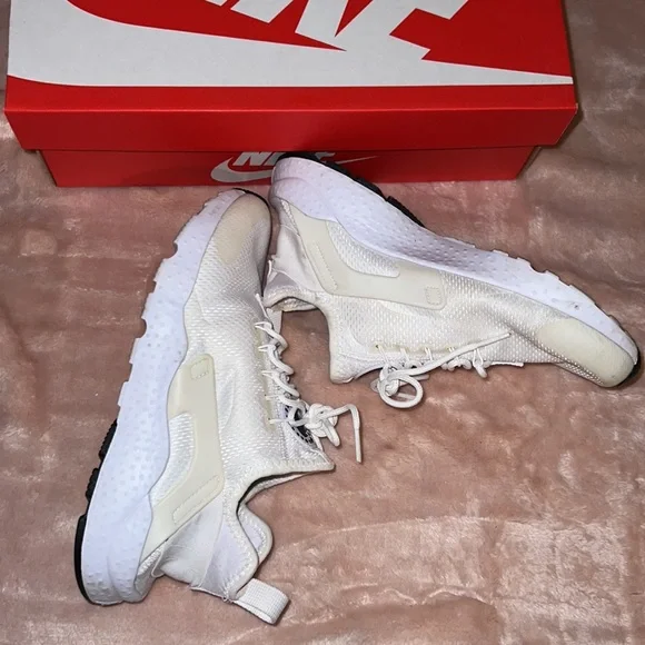 Nike Air Huarache white sneakers - Picture 6 of 8